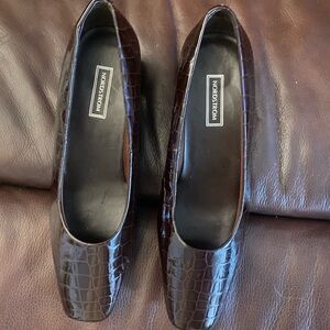 Short heeled business like shoe